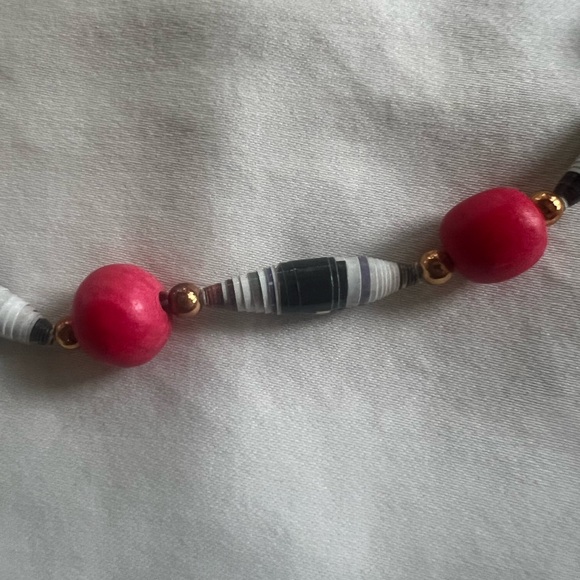 Pink and black beaded necklace - Picture 5 of 7